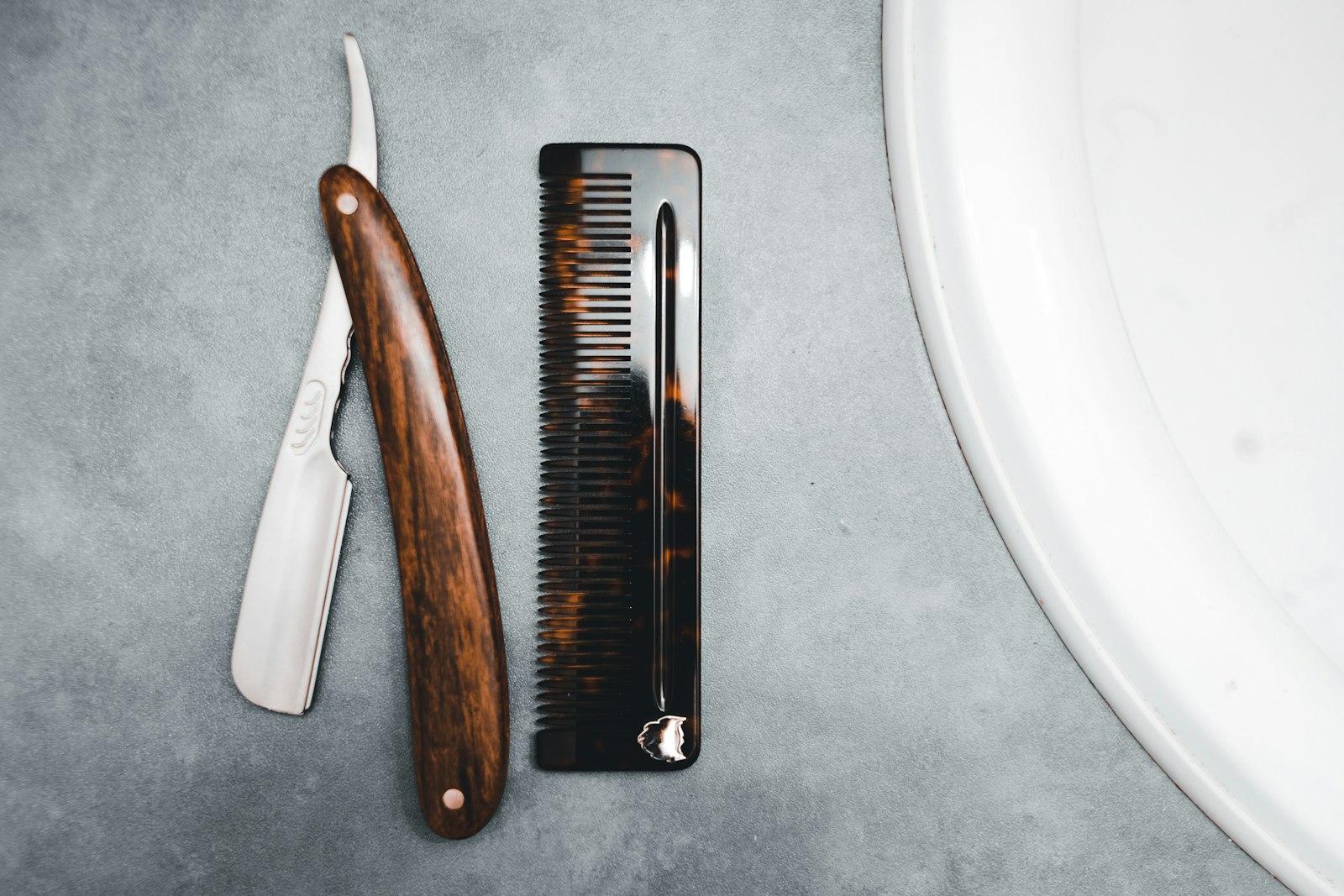 Straight razor and comb