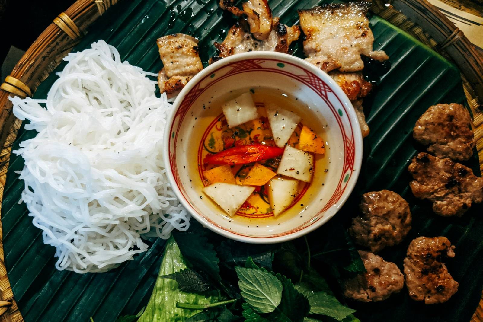 Grilled pork with noodles and dipping sauce