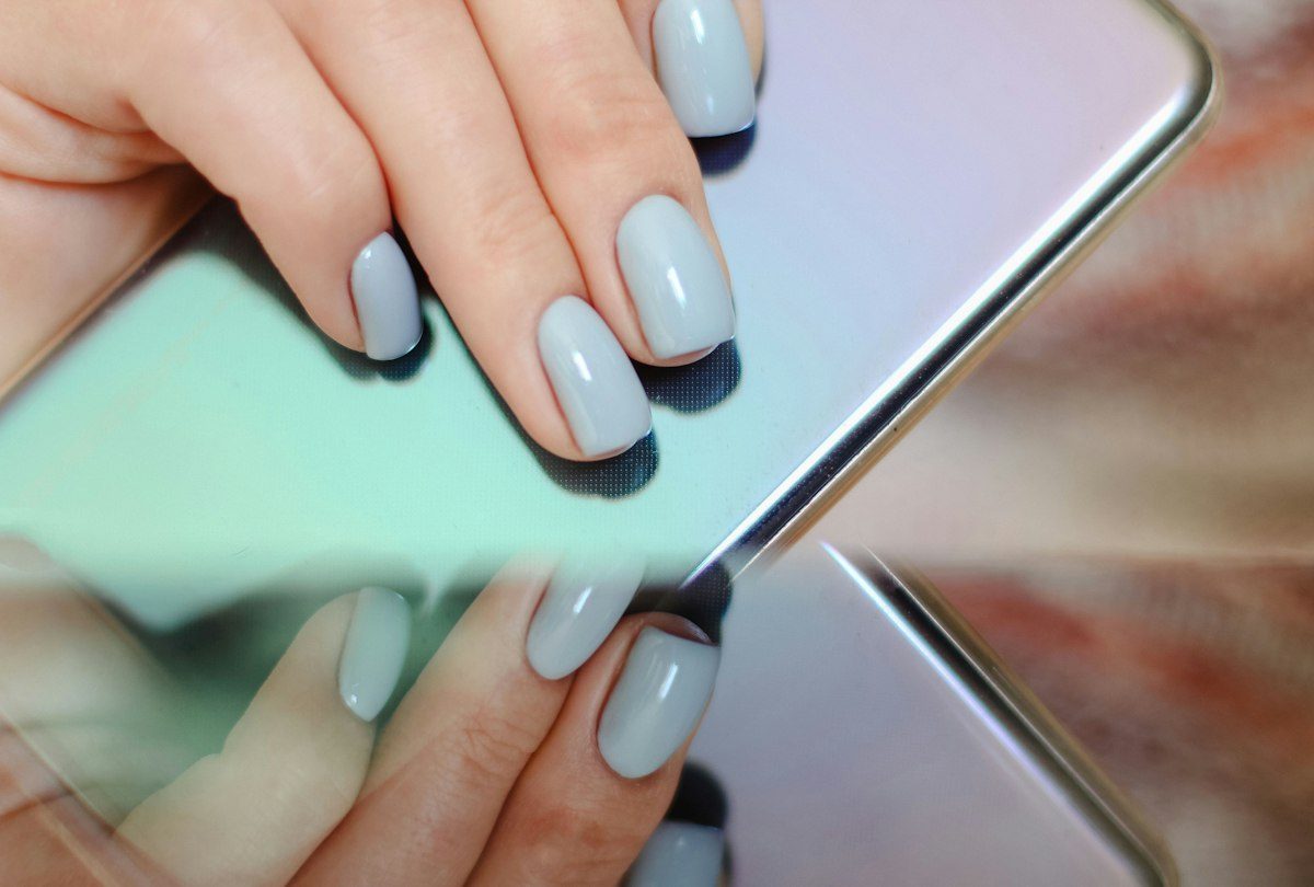 Person holding silver iphone 6